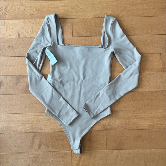 BNWT Aritzia Babaton Contour Squareneck Bodysuit - Picture 3 of 3